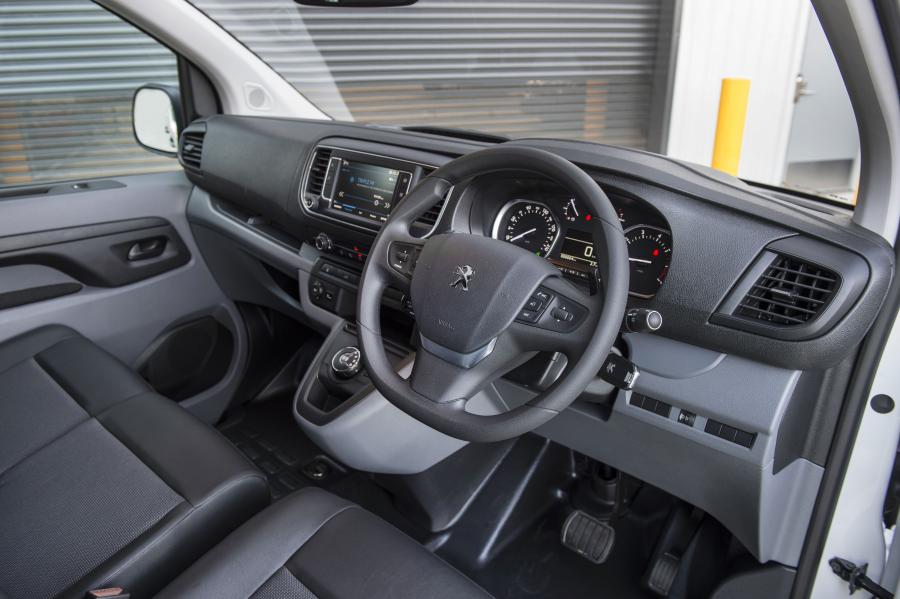 Интерьер Peugeot Expert Long 2019 года  (AU) (фото 3 из 38)